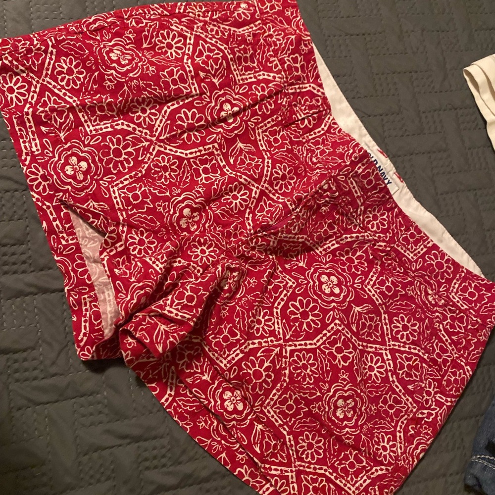 Old Navy size 6 Women’s Shorts. Pink and White